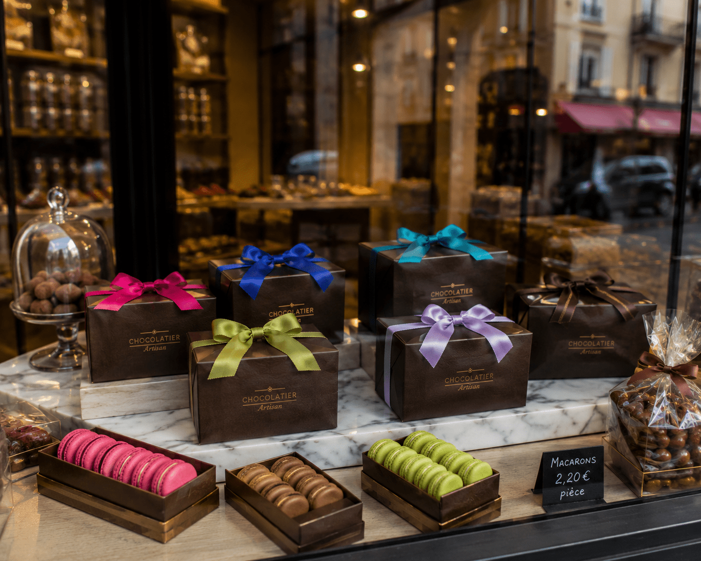 Photo des rubans prise devant la vitrine d'une chocolaterie