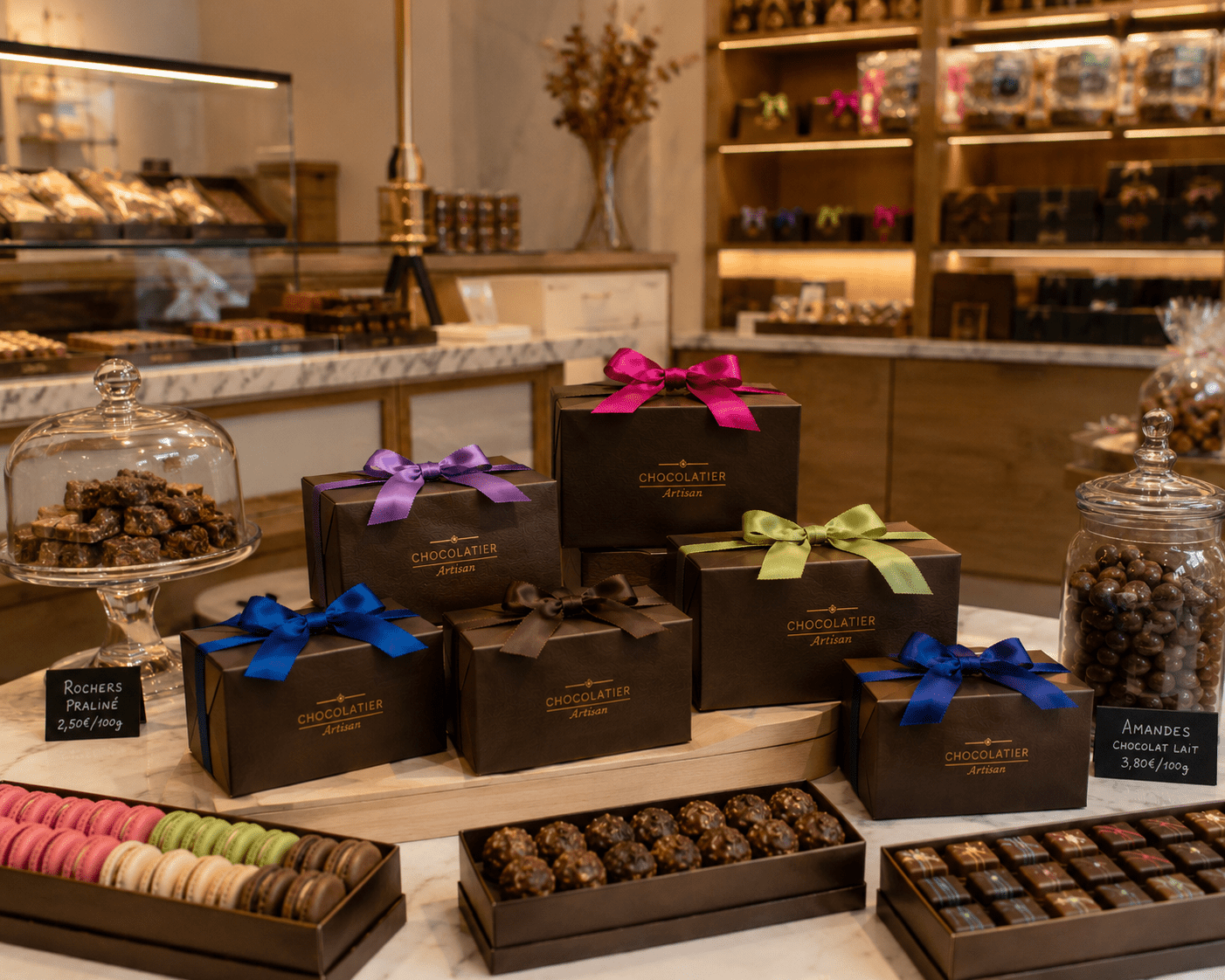 Photo des rubans sur les emballages à l'intérieur de la chocolaterie